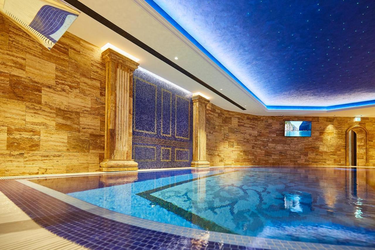 A Hoteli - Hotel Park Vrnjačka Banja エクステリア 写真 The swimming pool at the hotel
