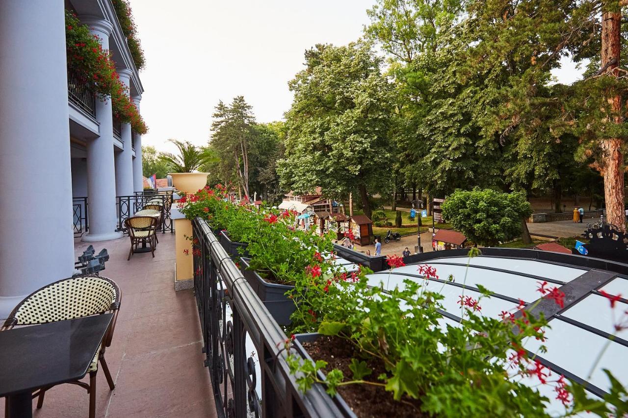 A Hoteli - Hotel Park Vrnjačka Banja エクステリア 写真 The hotel's terrace