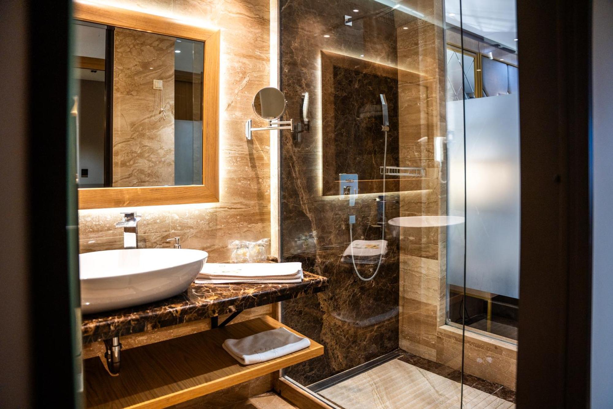 A Hoteli - Hotel Park Vrnjačka Banja エクステリア 写真 A bathroom in a hotel