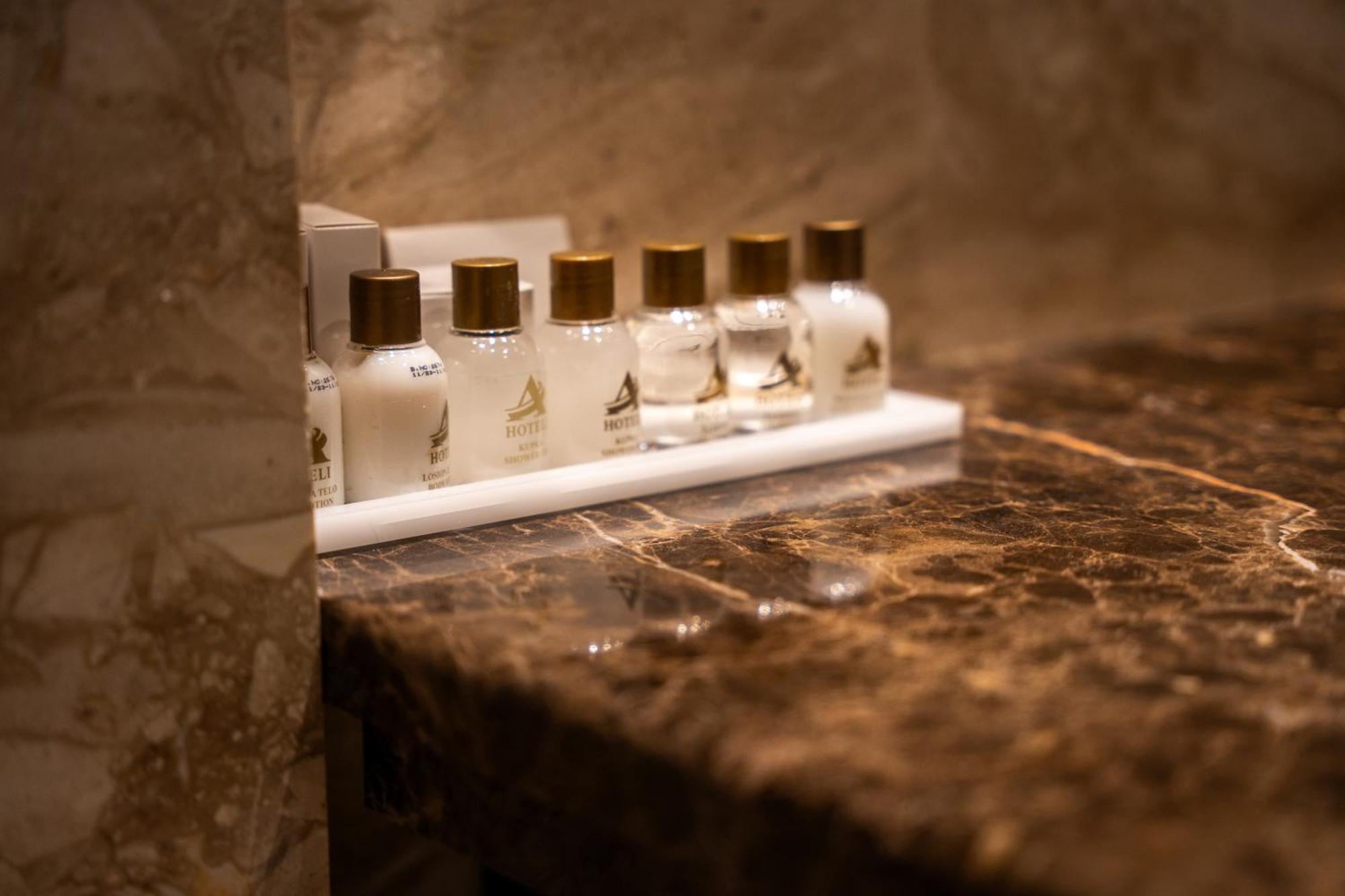 A Hoteli - Hotel Park Vrnjačka Banja エクステリア 写真 A collection of toiletries
