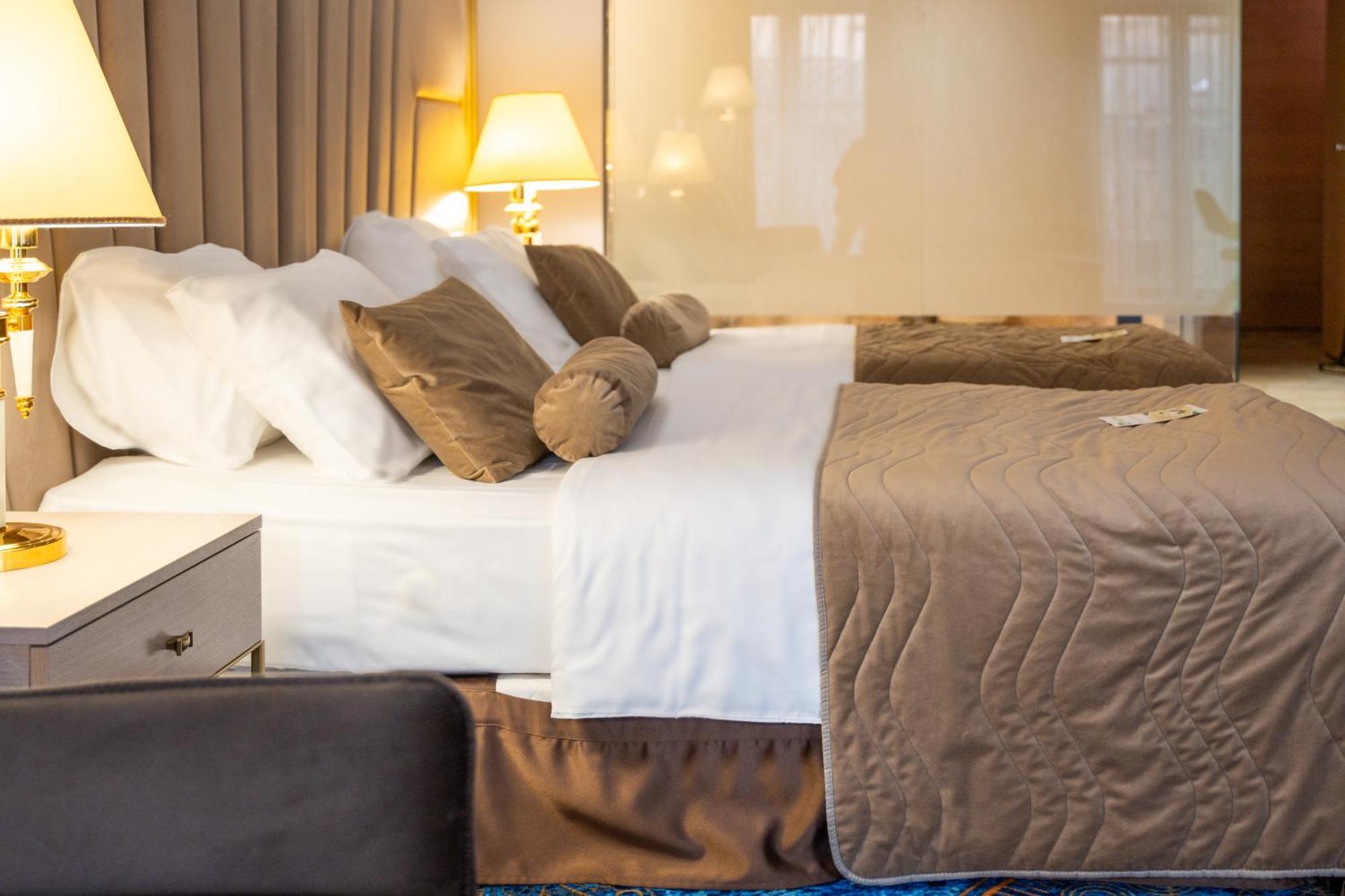 A Hoteli - Hotel Park Vrnjačka Banja 部屋 写真 A bed with a bed skirt